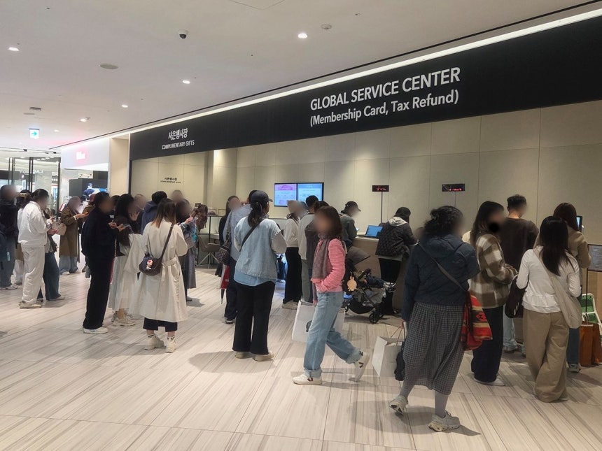 新世界百貨店釜山センタムシティ店3階にある外国人顧客サービスセンターが外国人で込み合っている。［写真 新世界百貨店］