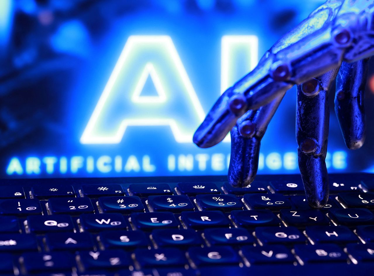 AI人工知能の文字とキーボード、ロボットの手を合成したイラスト。［写真 ロイター＝聯合ニュース］