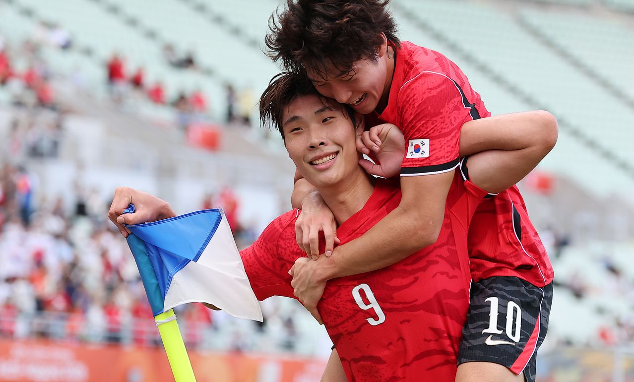 30日、大阪の長居スタジアムで行われた2026年愛知・名古屋アジア大会男子サッカー準決勝の韓国－中国戦。前半、韓国の李英俊（イ・ヨンジュン）が同点ゴールを決め、チームメートと喜んでいる。［聯合ニュース］