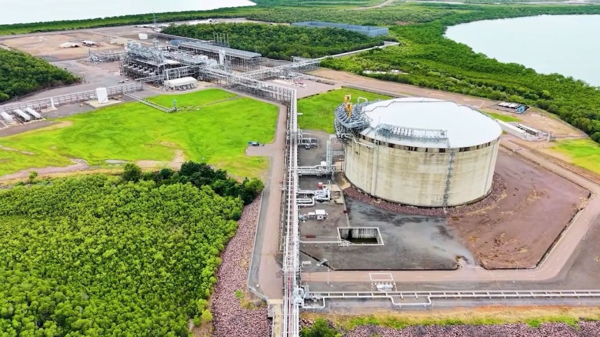 SKイノベーションE&Sはオーストラリアのダーウィン液化天然ガス（LNG）ターミナルを拠点に天然ガスを生産・貯蔵（写真上）、輸出（写真下）する。［写真SKイノベーション］