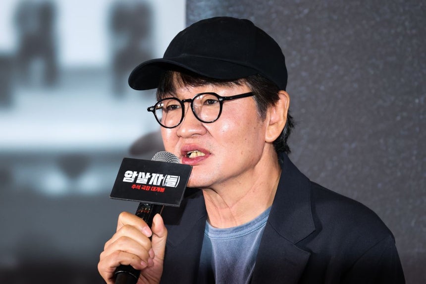 ホ・ジノ監督が8日、ソウル市江南区三成洞（カンナムグ・サムソンドン）のCOEXメガボックスで開かれた映画『暗殺者（たち）』の試写会および記者懇談会であいさつしている。聯合ニュース
