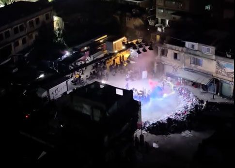 真夜中に伝統市場でMVの撮影をする様子。［写真 スレッズ（Threads） キャプチャー］