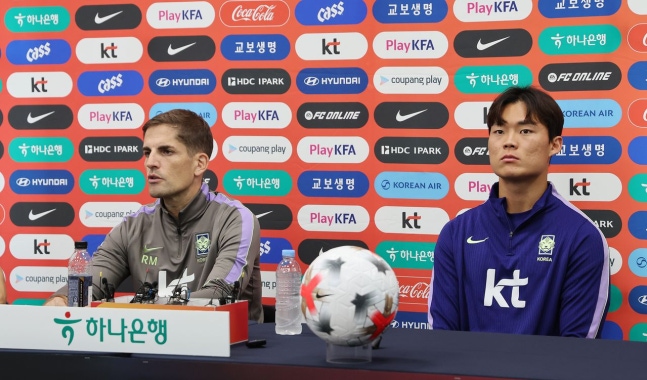 ベネズエラとの親善試合を前に取材陣の質問に答えるモレノ監督（左）と呉賢揆（オ・ヒョンギュ） ［聯合ニュース］