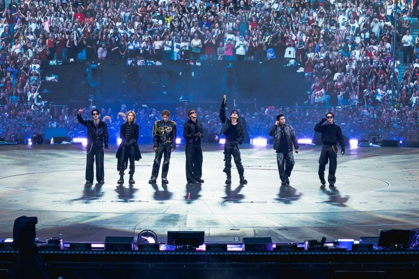 グループBTS（防弾少年団）が7月17日（現地時間）、フランス・サンドニのスタッド・ド・フランスで開かれた「BTS WORLD TOUR 『ARIRANG』 IN PARIS」で観客にあいさつしている。［写真 BIGHIT MUSIC］