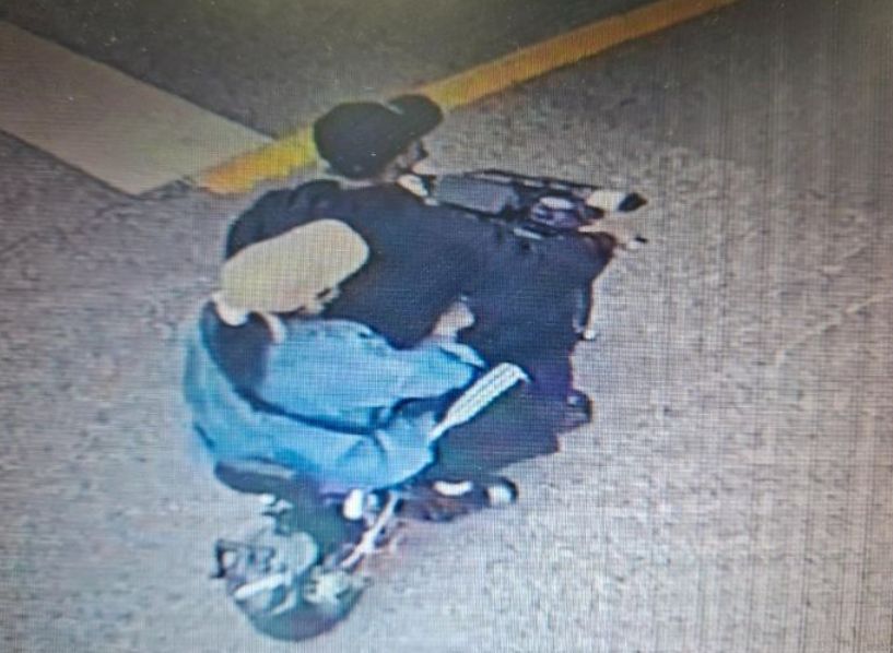   9歳の子どもをはね、そのまま逃走する身元不明の人物の姿。［オンラインコミュニティ キャプチャー］