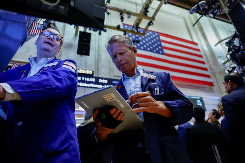 先月29日（現地時間）、米ニューヨーク証券取引所（NYSE）で業務を行っているトレーダーたち。世界的な国債金利の急騰が金融市場の不安要因となっている。ロイター＝聯合ニュース
