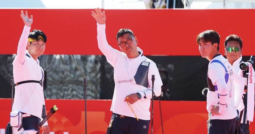 韓国のキム・ウジン、イ・ウソク、キム・ジェドクが2日、岡崎中央総合公園多目的広場で行われた愛知・名古屋アジア大会アーチェリー・リカーブ男子団体準決勝、韓国－台湾戦で勝利して決勝進出を決め、喜んでいる。［ニュース1］