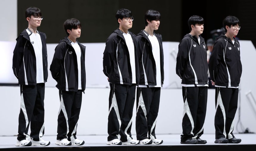 2日、愛知スカイエキスポで行われた愛知・名古屋アジア大会eスポーツ混合リーグ・オブ・レジェンド決勝トーナメント、韓国－台湾戦で、開始前にイ・サンヒョク（左）ら韓国選手たちがあいさつしている。［聯合ニュース］