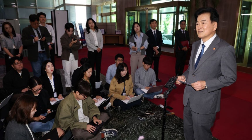 鄭東泳（チョン・ドンヨン）統一部長官は2日、「非武装地帯での地雷爆発事故で韓国軍兵士が被害を受けたことについて北は謝罪すべきという立場であり、対北拡声器放送の再開はあってはならない」と述べた。［ニュース1］