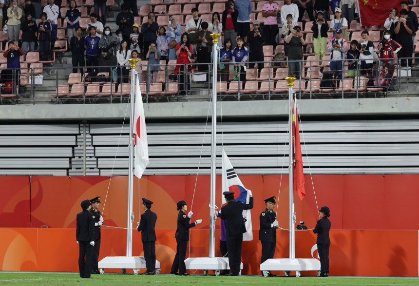 3日、愛知県のトヨタスタジアムで開かれた2026愛知・名古屋アジア大会男子サッカー授賞式で金メダルを獲得した韓国の太極旗が掲揚できずにいる。