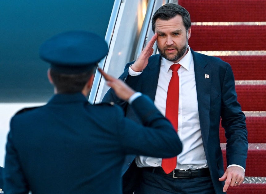 バンス米副大統領が先月30日、アンドルーズ合同基地に到着し飛行機から降りている。［写真 ロイター＝聯合ニュース］