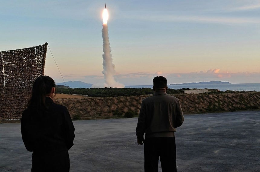  娘ジュエ氏と極超音速中距離戦略ミサイルの発射訓練を視察する金正恩国務委員長 ［労働新聞＝ニュース1］