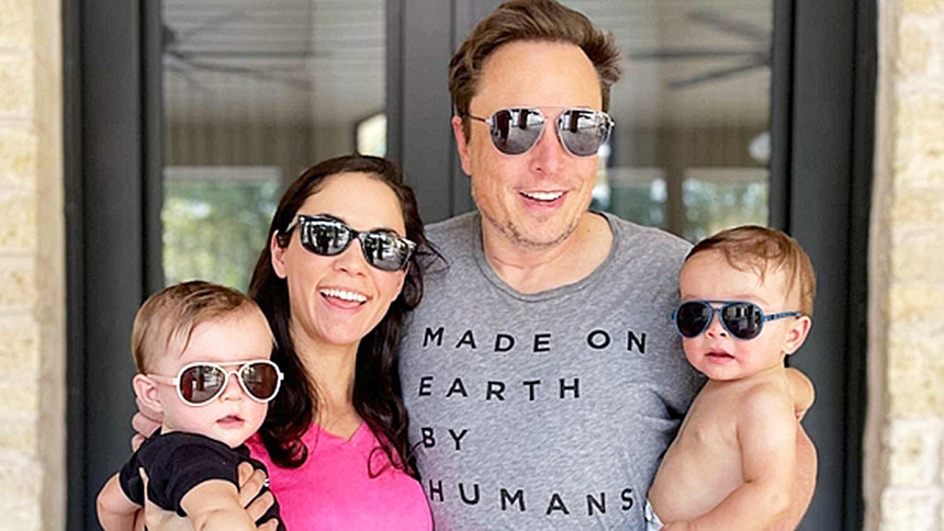   イーロン・マスク氏とシボン・ジリス氏、双子の子ども。［写真 X］