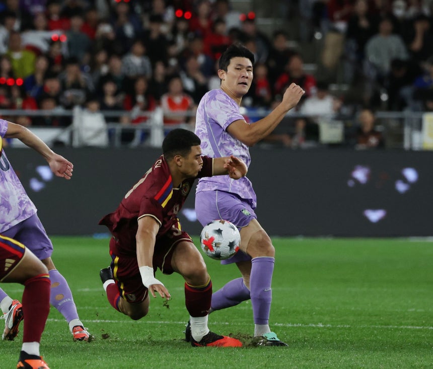 2日、蔚山（ウルサン）文殊（ムンス）サッカー競技場で行われた韓国ーベネズエラ戦で金玟哉（キム・ミンジェ）がベネズエラの攻撃を遮断している。