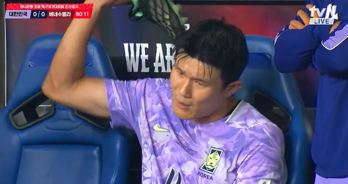   交代後にベンチでサッカーシューズを投げつける金玟哉（キム・ミンジェ） ［tvn キャプチャー］