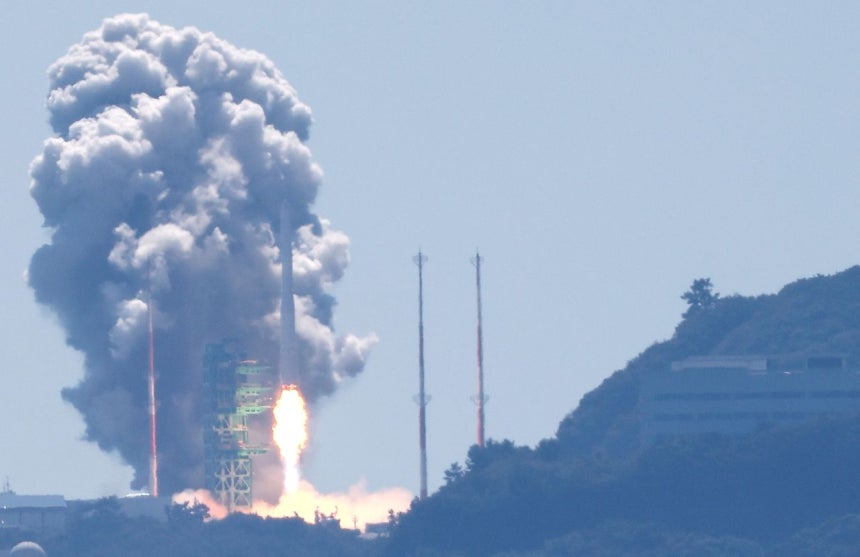 7日午後、韓国型ロケット「ヌリ号」が全南光州（チョンナムクァンジュ）統合特別市高興郡（コフングン）の羅老（ナロ）宇宙センターから打ち上げられている。［聯合ニュース］