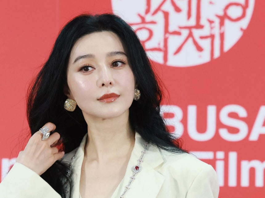 俳優ファン・ビンビンが7日、釜山市海雲台区（プサンシ・ヘウンデグ）の「映画の殿堂」BIFFヒルで、第31回釜山国際映画祭（BIFF）の上映作品『狂った老人の日記』『彼女が言った』の記者会見に出席し、魅力的な姿を見せている。［ニュース1］