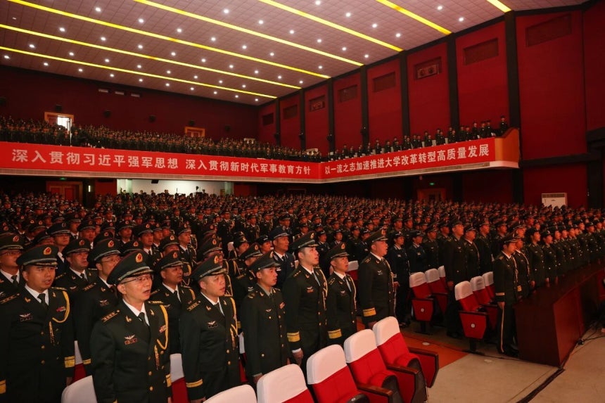 先月30日、中国陸軍工程大学で「命令宣布大会兼軍旗授与式」が開かれ、無人知能工程学院、作戦支援副士官学院、装備保障副士官学院など新たに設立した教育機関に軍旗を授与した。［ウィーチャット キャプチャー］