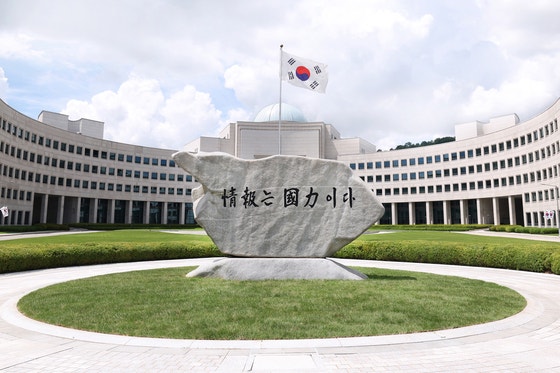 7月に韓国国家情報院が復元した庁舎前の「情報は国力だ」と刻まれた院訓石（院訓を刻んだ石碑）。聯合ニュース