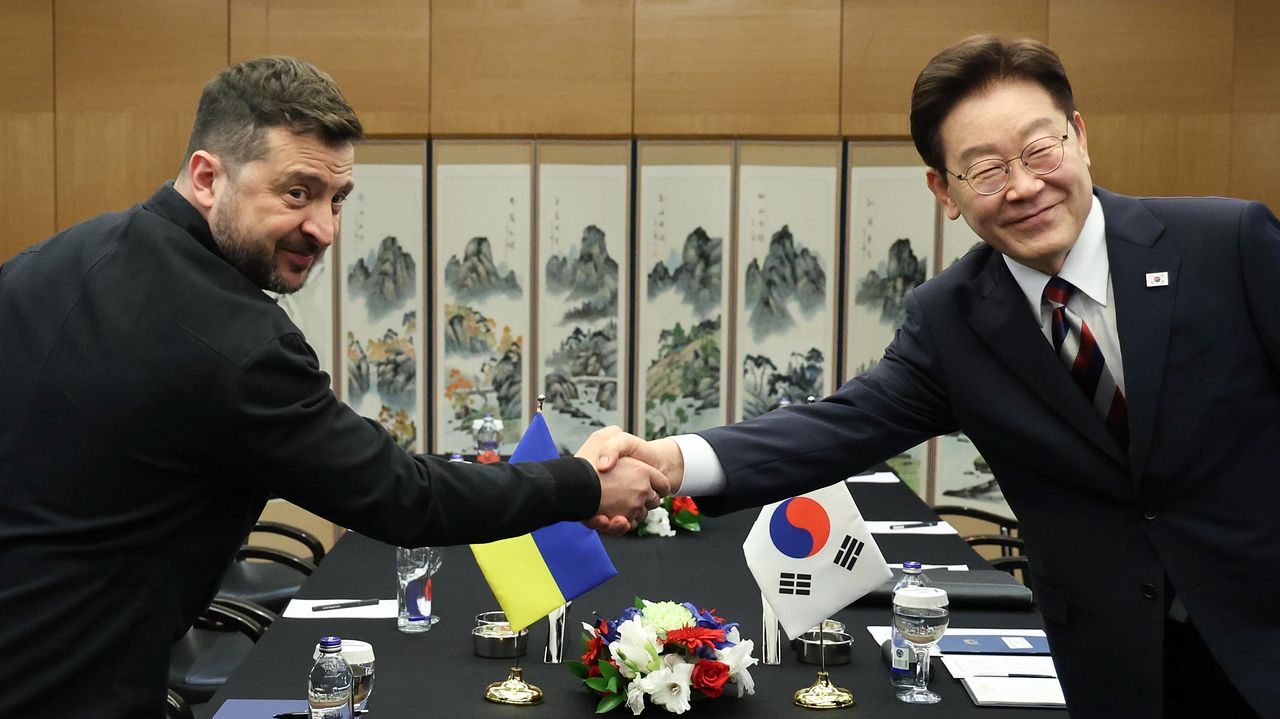 7月8日（現地時間）、トルコ・アンカラのホテルで首脳会談を行った李在明（イ・ジェミョン）大統領とウクライナのゼレンスキー大統領 ［聯合ニュース］