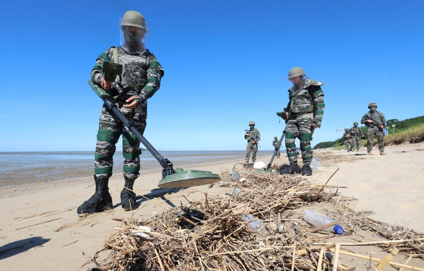 海兵隊第2師団の将兵が8月12日、仁川江華郡西島面の注文島のディジャンスル海水浴場で地雷を捜索している。先月末の集中豪雨で流出したと推定される北朝鮮の地雷が仁川江華郡一帯の海岸で相次いで発見されている。 ［聯合ニュース］