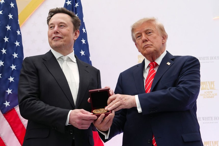 8日、米ワシントンの平和研究所で、ドナルド・トランプ米大統領がテスラ（Tesla）のイーロン・マスク最高経営責任者（CEO）に国家科学賞のメダルを授与している。AP＝聯合ニュース