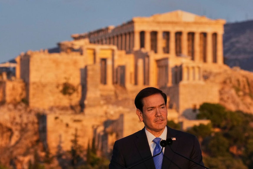 ギリシャを訪問したルビオ米国務長官が7日（現地時間）、古代民主主義発祥の地、パルテノン神殿の前で演説している。現場にはビデオカメラ4台が投入され、夕焼けを背景に映画のような場面が演出された。事実上、次期大統領の座を狙うルビオ長官のための舞台だったとの分析が出ている［AP＝聯合ニュース］