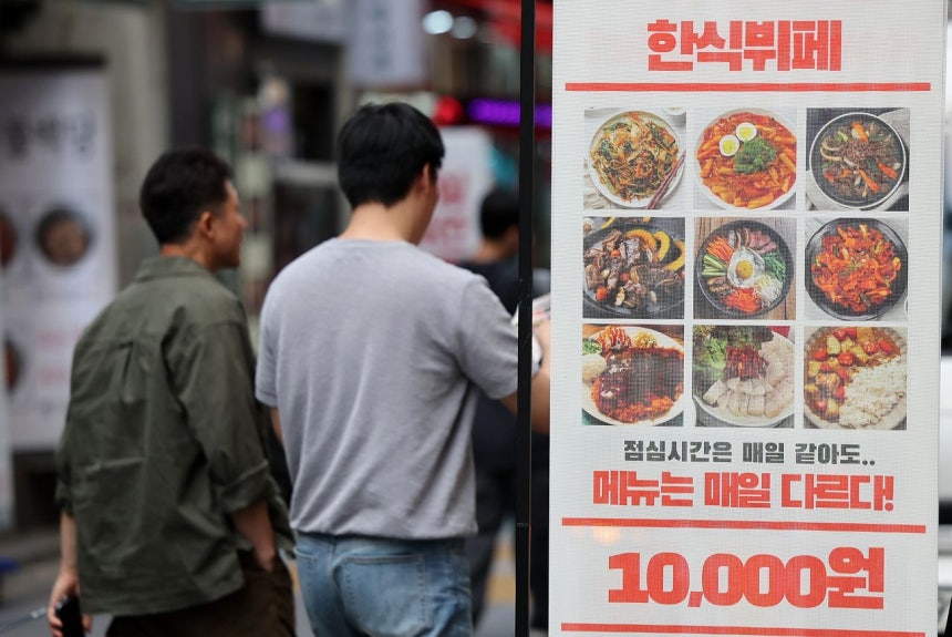 ソウル・鍾閣駅近くの飲食店にメニュー案内が掲示されている。［写真 ニュース1］