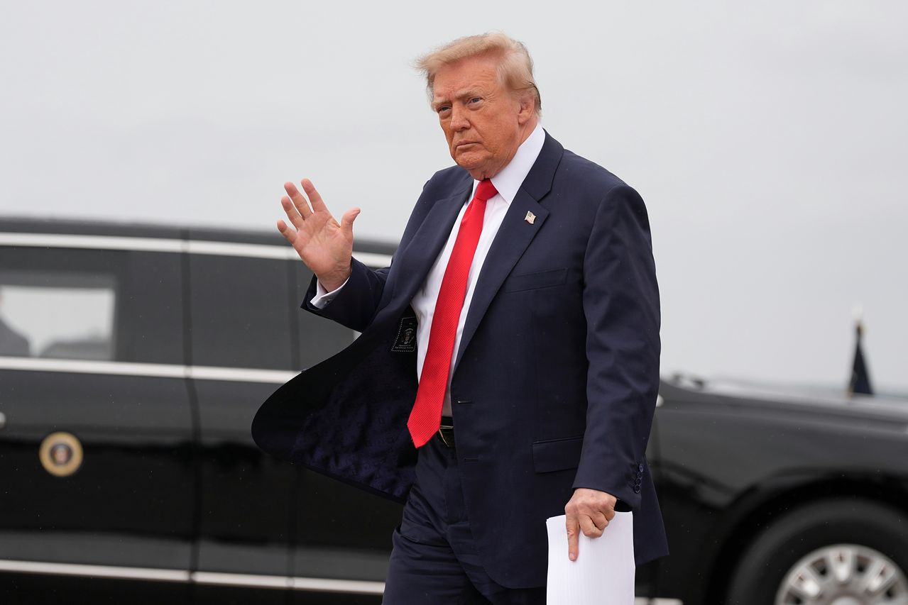 トランプ米大統領が10日、ケンタッキー州ポートキャンベルに大統領専用機で到着し手を振っている。［写真 AP＝聯合ニュース］