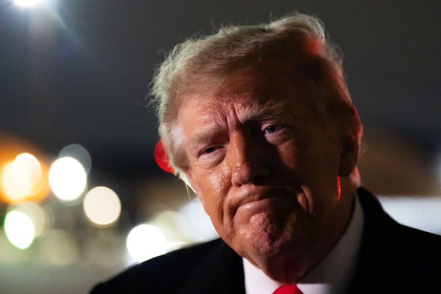 トランプ米大統領が10日にメリーランド州のアンドルーズ合同基地で記者らと対話している。［写真 AP＝聯合ニュース］