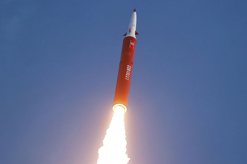 北朝鮮労働党機関紙の労働新聞は4日、金正恩国務委員長が東部地域で東海方向に行われた中距離戦略ミサイル発射訓練を視察したと報じた。 ［労働新聞＝ニュース1］