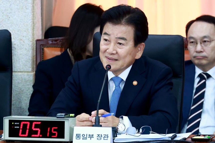 7日午前、ソウル南北会談本部で統一部、北朝鮮離脱住民支援財団、南北交流協力支援協会、民主平和統一諮問会議事務処に対する国政監査が行われている。鄭東泳（チョン・ドンヨン）統一部長官が議員の質疑に答えている。 チャン・ジンヨン記者