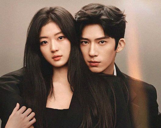 Netflix（ネットフリックス）を通じて韓国の視聴者も魅了したドラマ『早春晴朗』の主演俳優、井柏然（ジン・ボーラン）（右）と孫千（スン・チエン）。［写真 Netflix］