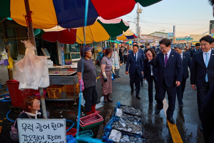 李在明（イ・ジェミョン）大統領が8日、忠清南道安興浦口を訪れ、市民とあいさつしている。［写真 青瓦台提供］