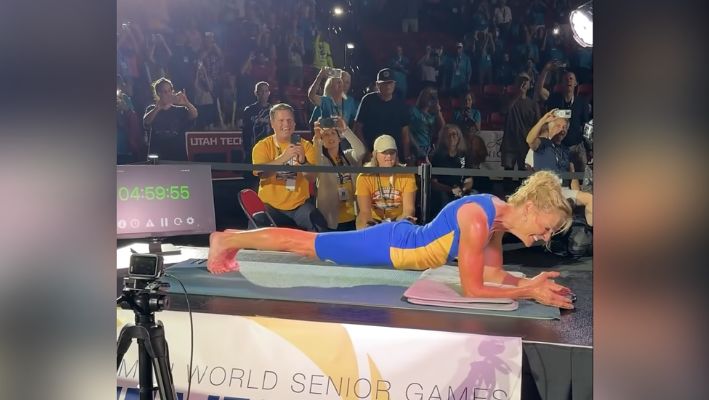  ワイルドさんがプランクの姿勢を5時間維持する記録を達成した瞬間。［写真 ニュースドットコム］