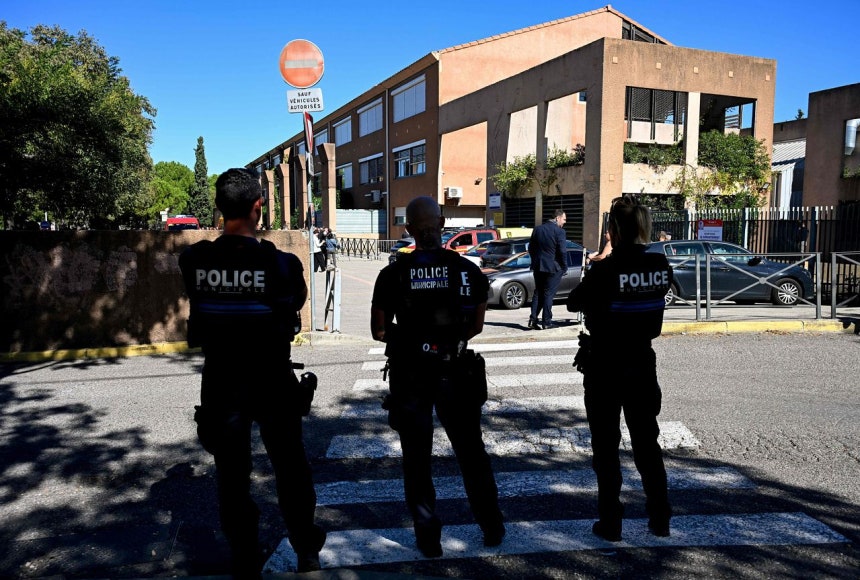 12日（現地時間）、フランス南部オーバーニュのジョゼフ・ラカナル中学校で10代の生徒が猟銃を発砲し、校長が負傷する事件が発生した後、警察官らが学校周辺をパトロールしている。AFP＝聯合ニュース