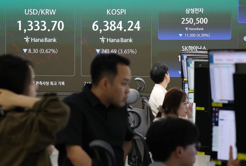 12日、ソウルのハナ銀行本店ディーリングルームのモニターにKOSPIなどが表示されている。［写真 聯合ニュース］