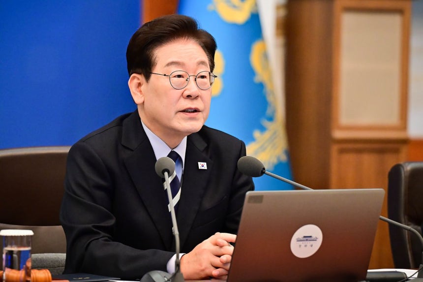 李在明（イ・ジェミョン）大統領が13日、青瓦台で開かれた国務会議で発言している。 青瓦台写真記者団