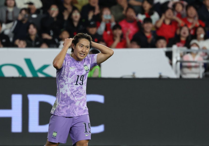 2日、蔚山文殊サッカー競技場で行われたベネズエラ代表の親善試合で、シュートを外して悔しがる韓国代表の李康仁（イ・ガンイン） ［聯合ニュース］