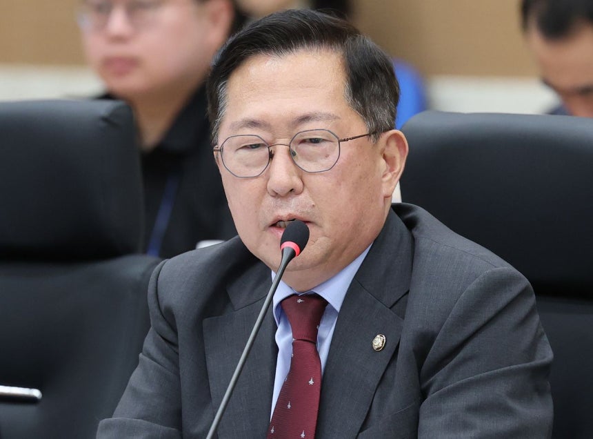 12日、政府大田庁舎の兵務庁で行われた国会国防委員会の国政監査で質問する国民の力の庾竜源（ユ・ヨンウォン）国民の力議員 ［ニュース1］