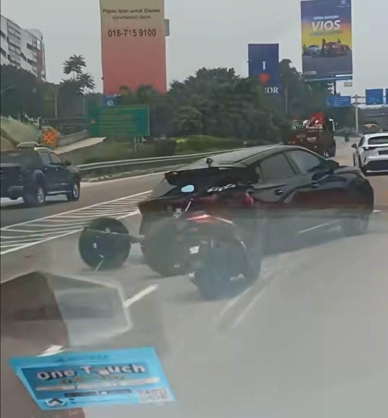  走行中に後輪が丸ごとはずれた中国製車両。［フェイスブック キャプチャー］