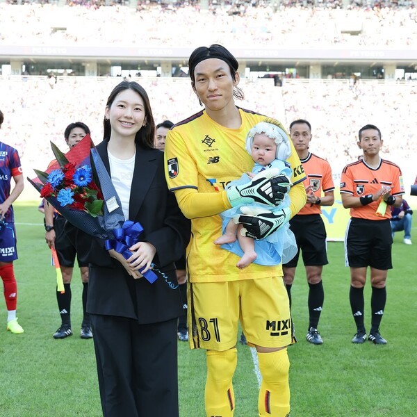 J1リーグ通算200試合出場の記念行事に参加したGK金承奎（キム・スンギュ）と家族。［SNS キャプチャー］
