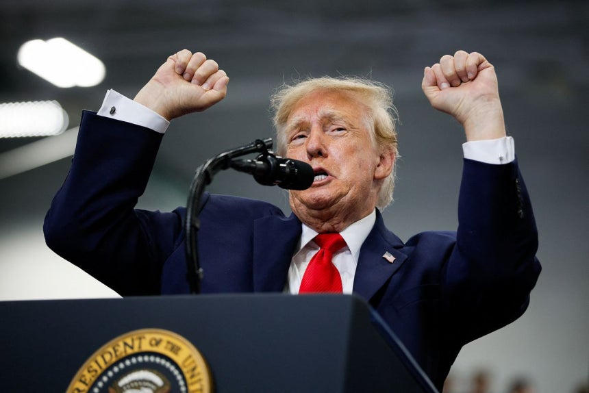 トランプ米大統領が13日にアラスカ州で演説している。［写真 ロイター＝聯合ニュース］