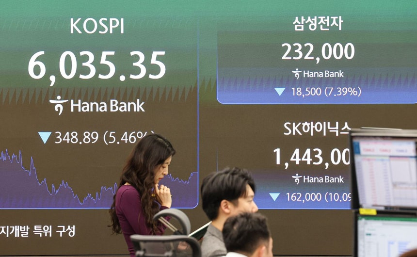 13日、ソウルのハナ銀行ディーリングルームのモニターにKOSPI終値が表示されている。キム・ギョンロク記者
