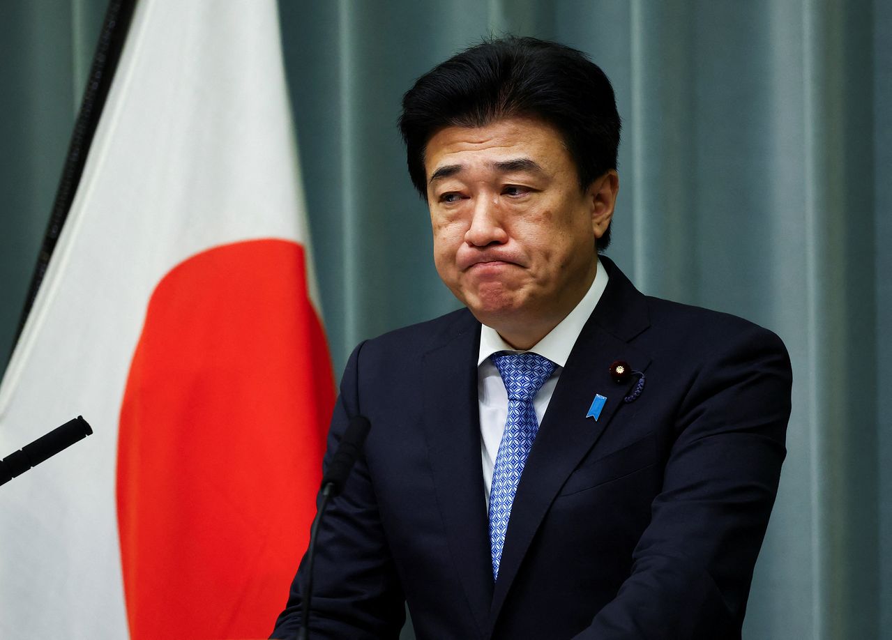 14日、木原稔官房長官が東京の首相官邸で定例記者会見に臨んでいる。会見は、ロシアが日本人記者をスパイ容疑で拘束したとの報道が出た後に開かれた。［ロイター＝聯合ニュース］