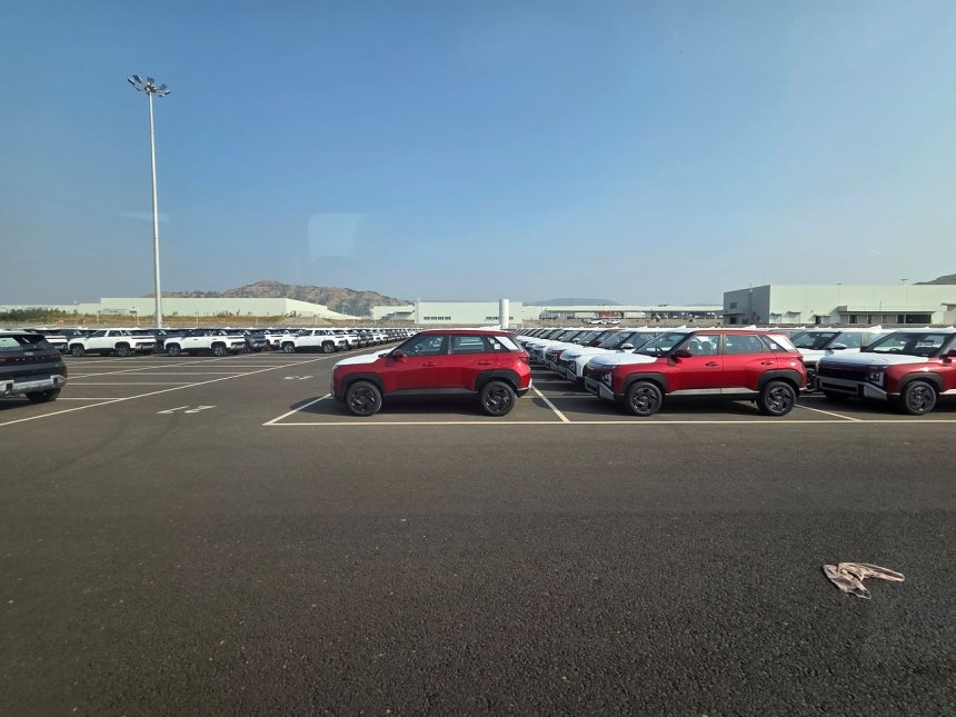 14日、インド・マハーラーシュトラ州の現代自動車プネー工場で発売を前にした「ベニュー」数千台が待機中だ。ソク・ギョンミン記者