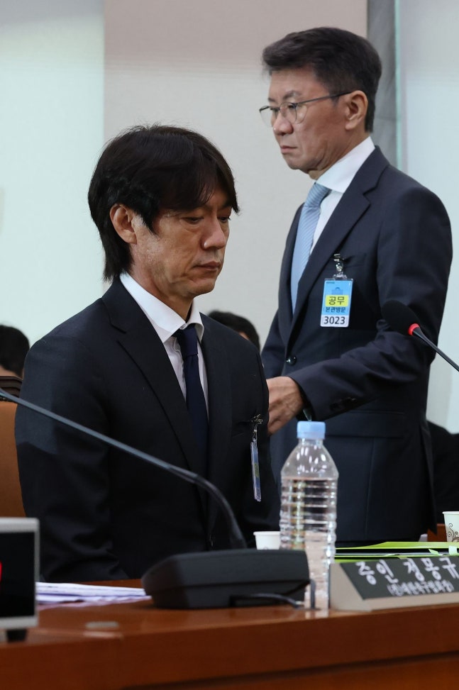 W杯敗退後、国会の聴聞会に出席した洪明甫（ホン・ミョンボ）前代表監督と鄭夢奎（チョン・モンギュ）前サッカー協会会長（右） ［ニュース1］