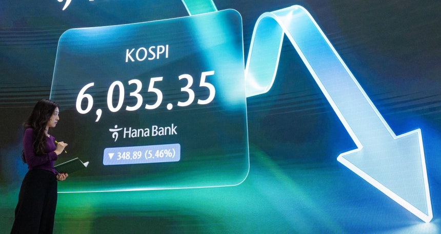 KOSPI指数が取引時間中に6000ポイントを割り込んだ13日、ソウルのハナ銀行ディーリングルームのモニターにKOSPI終値が表示されている。キム・ギョンロク記者