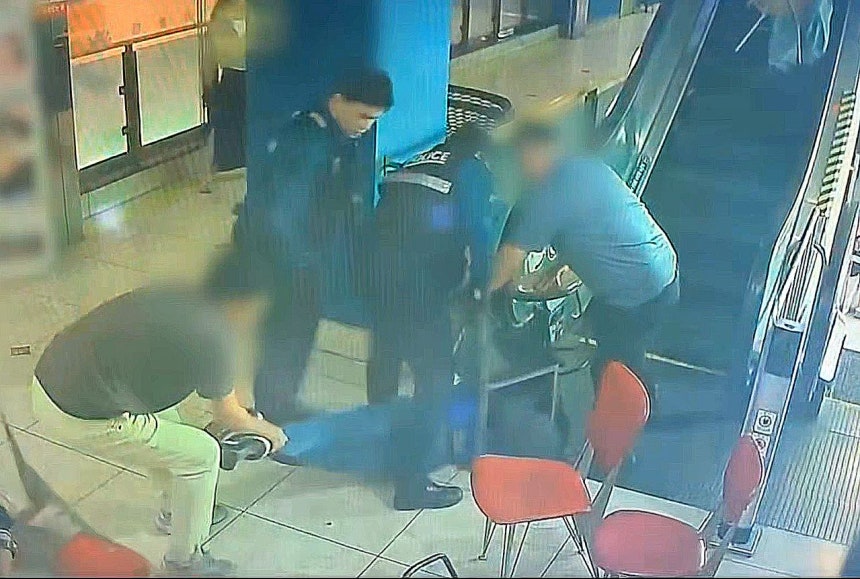 13日、仁川市内の商業施設で刃物を振り回した50代の男を警察官と市民が椅子などを使って取り押さえている。容疑者は警察で「不満を聞き入れてもらえず、注目を集めようとして犯行に及んだ。自分より力が弱そうな人を選んだ」と供述した。［写真 仁川警察庁］