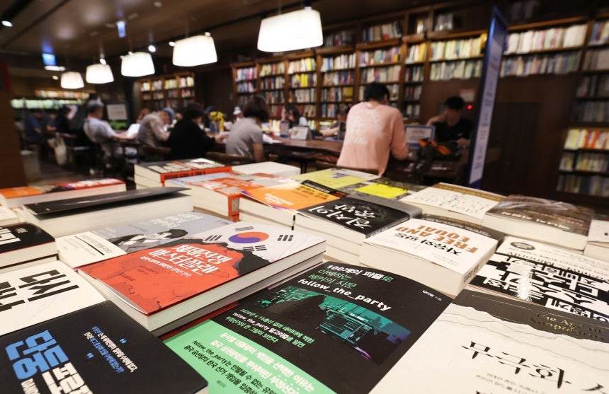 7月。ソウル・光化門の教保文庫を訪れた市民が本を読んでいる。［写真 ニュース1］